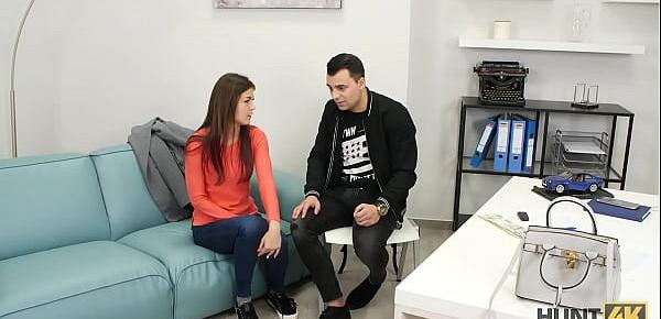 trendsHUNT4K. Chick da una mamada y monta una polla para conseguir las llaves del nuevo vehículo